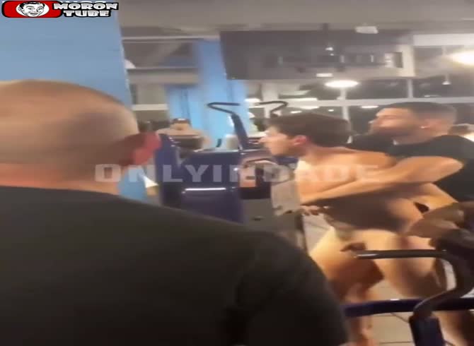 Video :In a gym, a nude man battles everyone